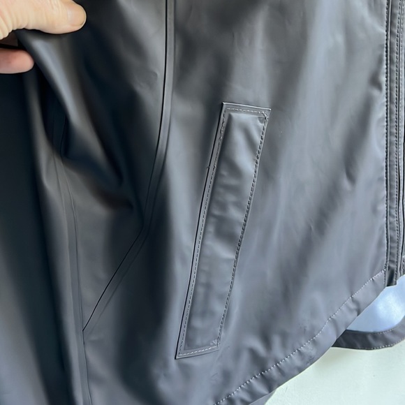 LIKE NEW WOMEN’S COLUMBIA SPORTSWEAR COMPANY WATERPROOF RAINCOAT SIZE XL - Picture 4 of 10